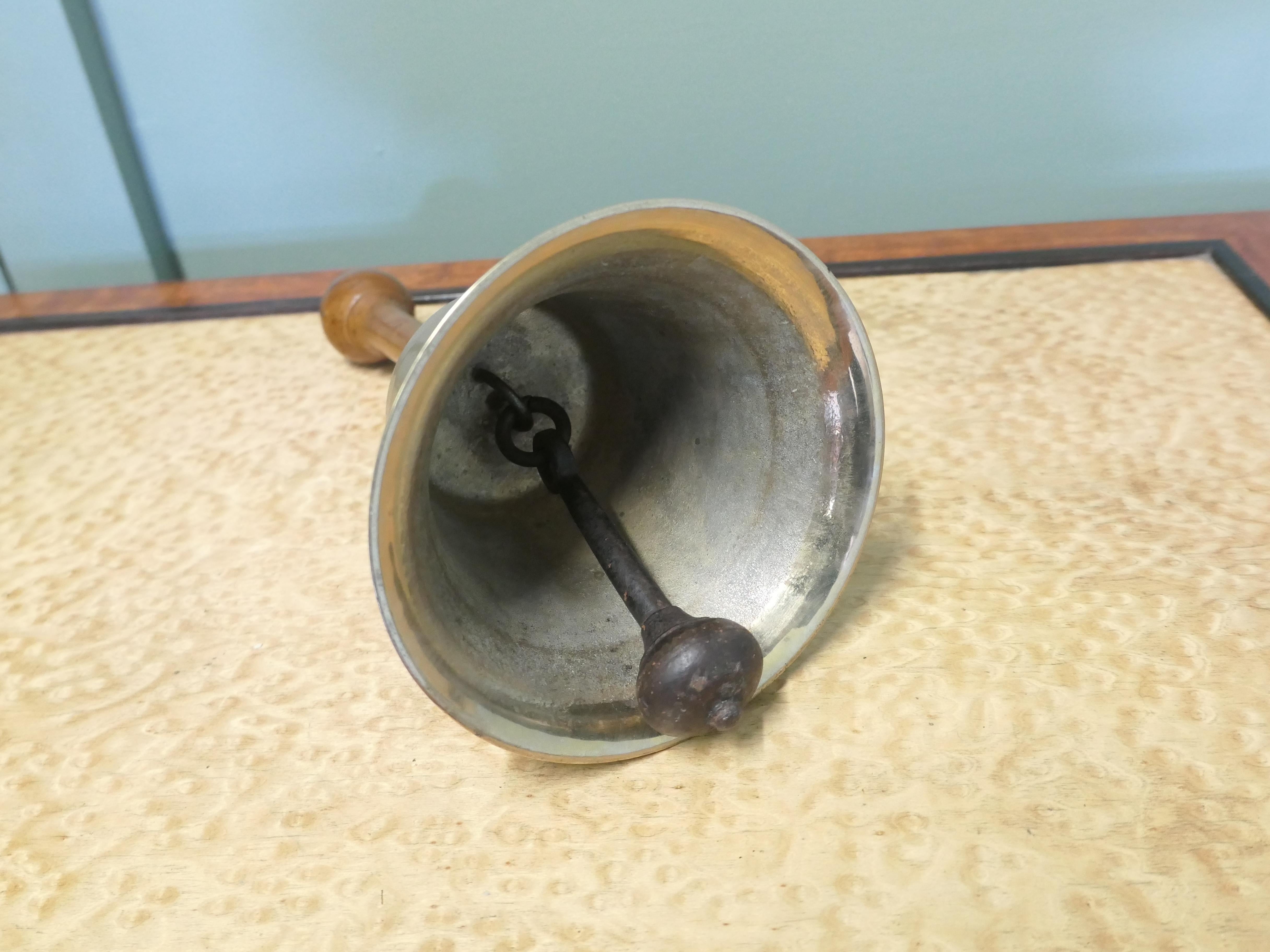 Victorien Cloche à main en laiton, cloche de Townes ou cloche d'école Une belle pièce en vente