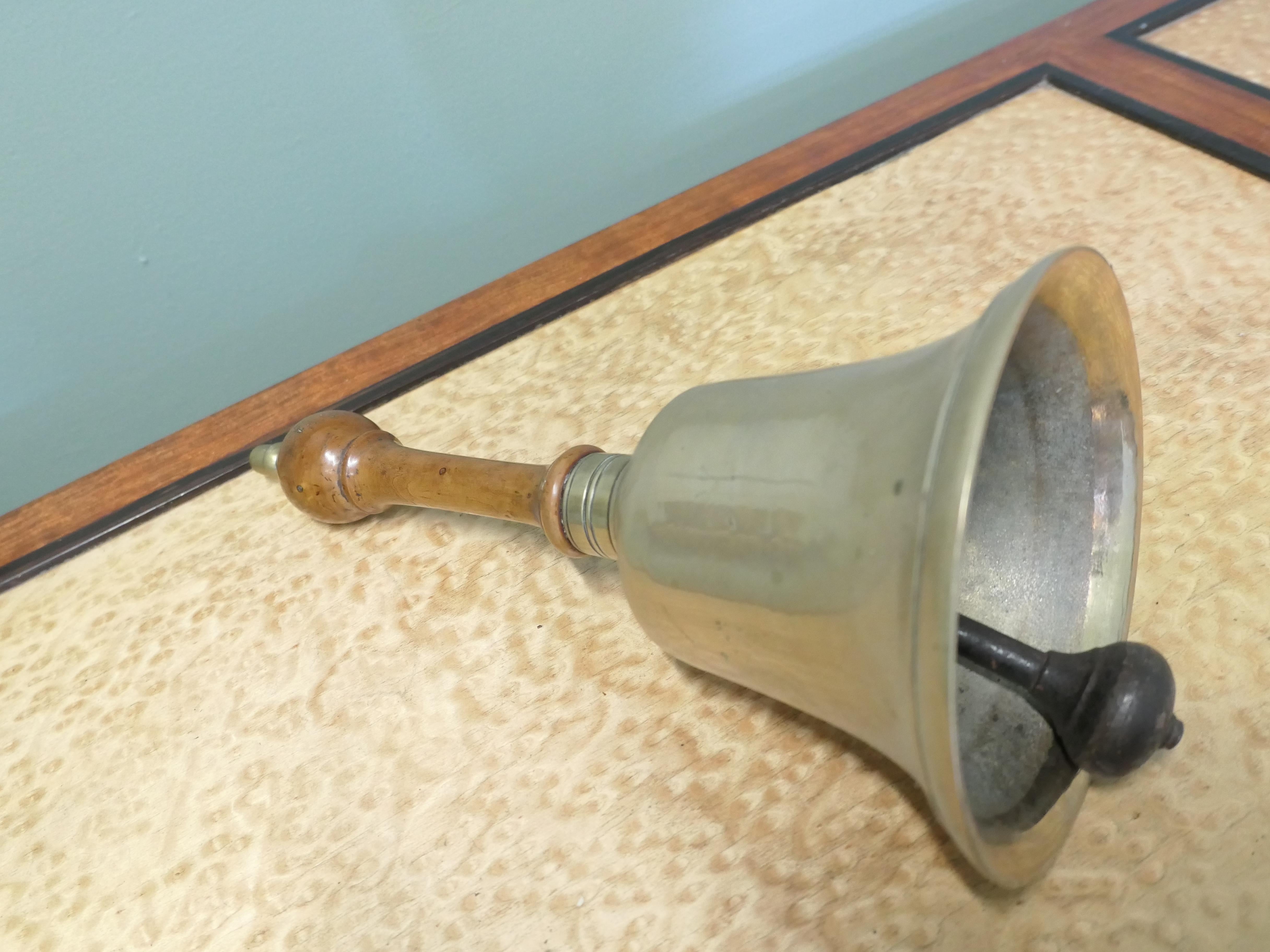 Cloche à main en laiton, cloche de Townes ou cloche d'école Une belle pièce Bon état - En vente à Godshill, Isle of Wight