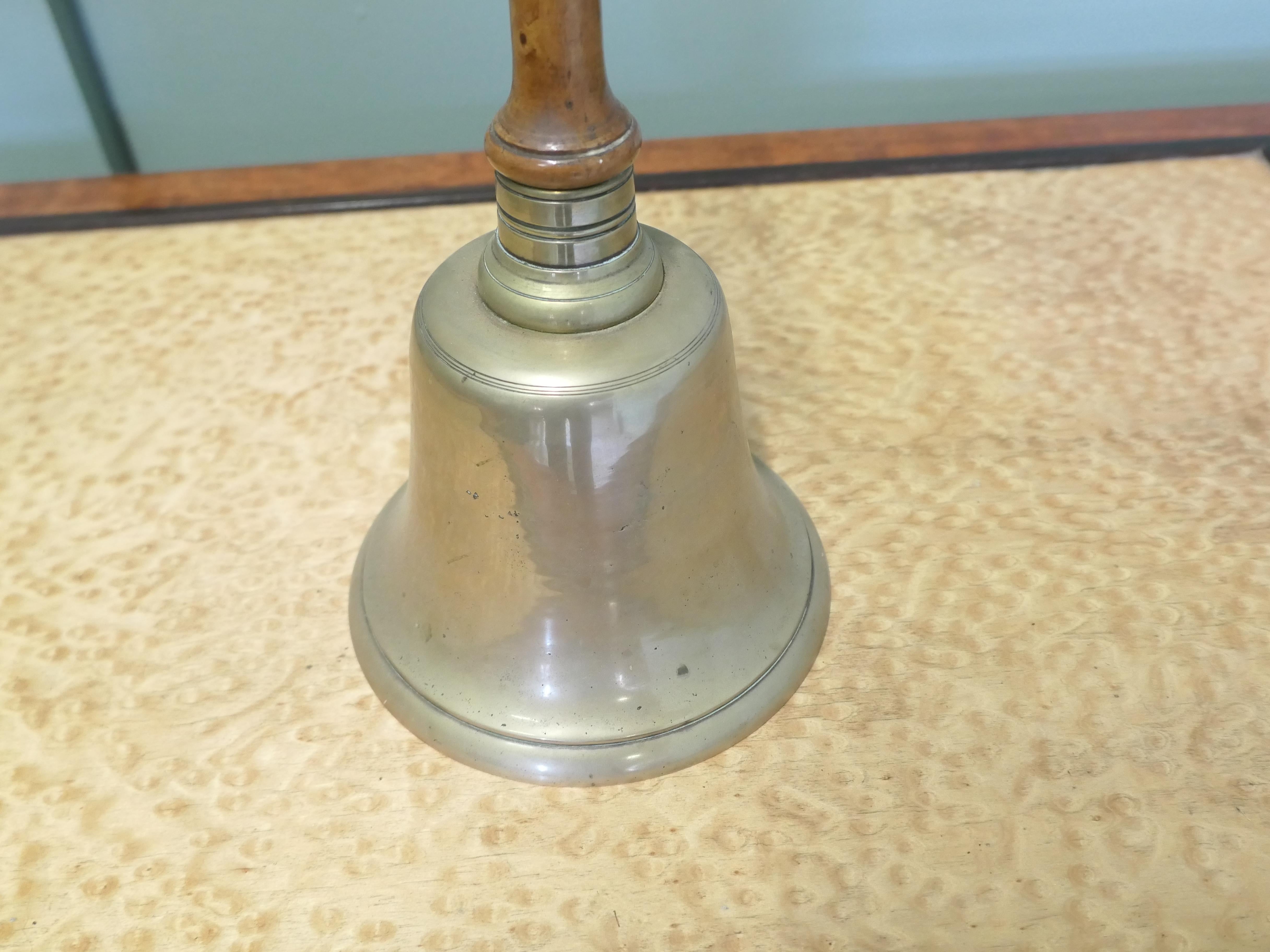 XIXe siècle Cloche à main en laiton, cloche de Townes ou cloche d'école Une belle pièce en vente