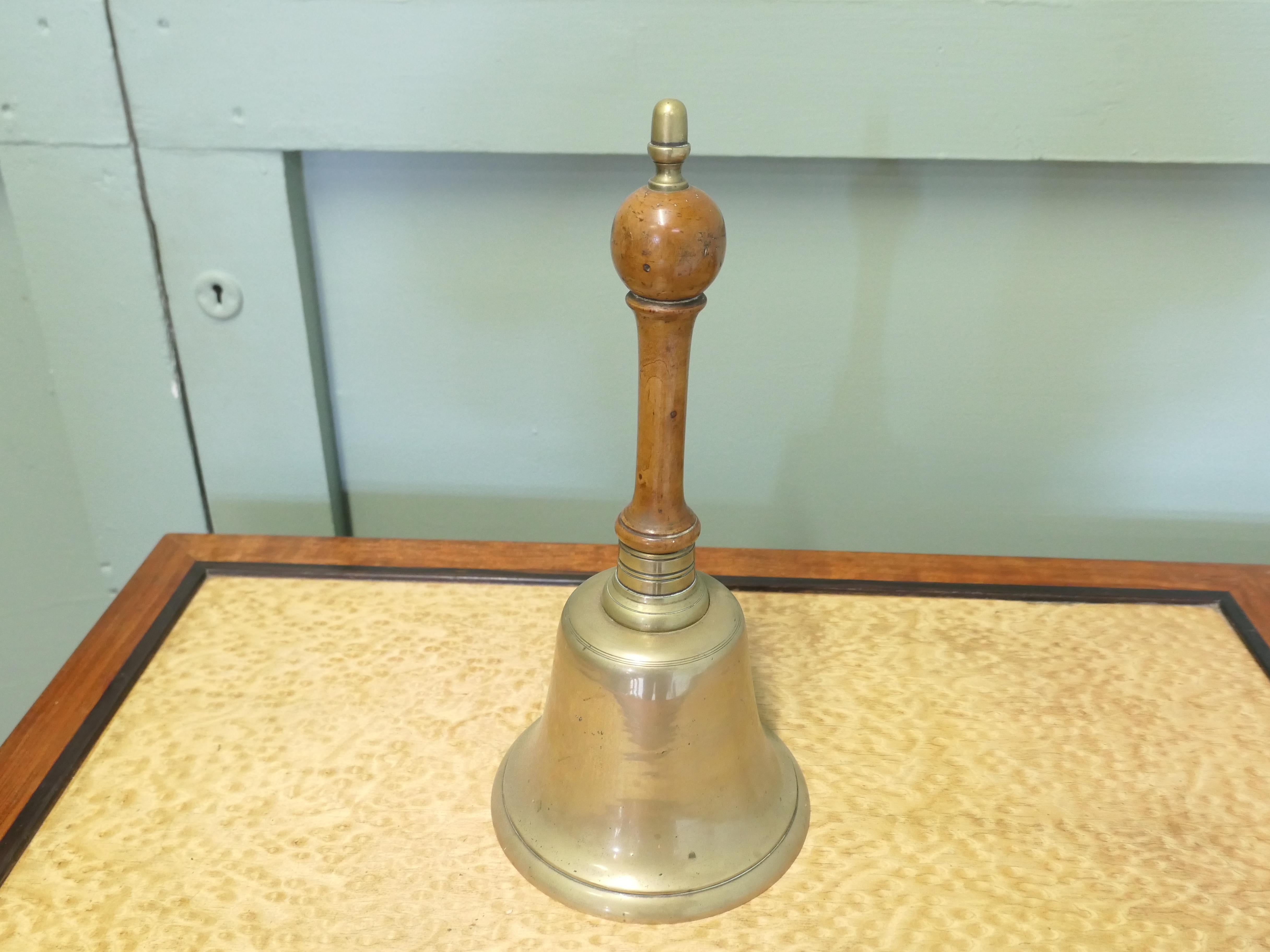 Laiton Cloche à main en laiton, cloche de Townes ou cloche d'école Une belle pièce en vente