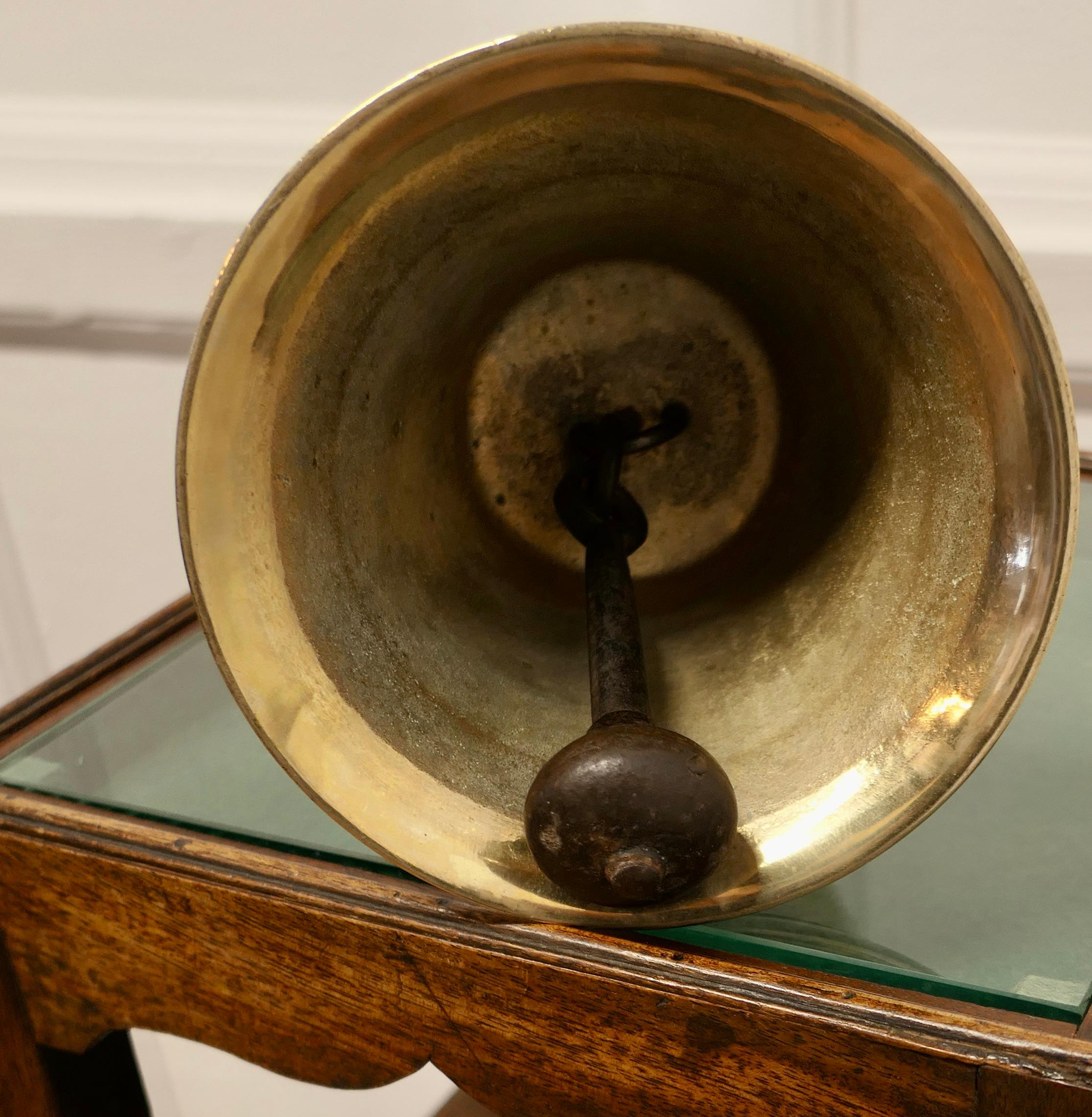 Campana de mano de latón antiguo, de pregonero o de escuela una gran pieza Latón en venta