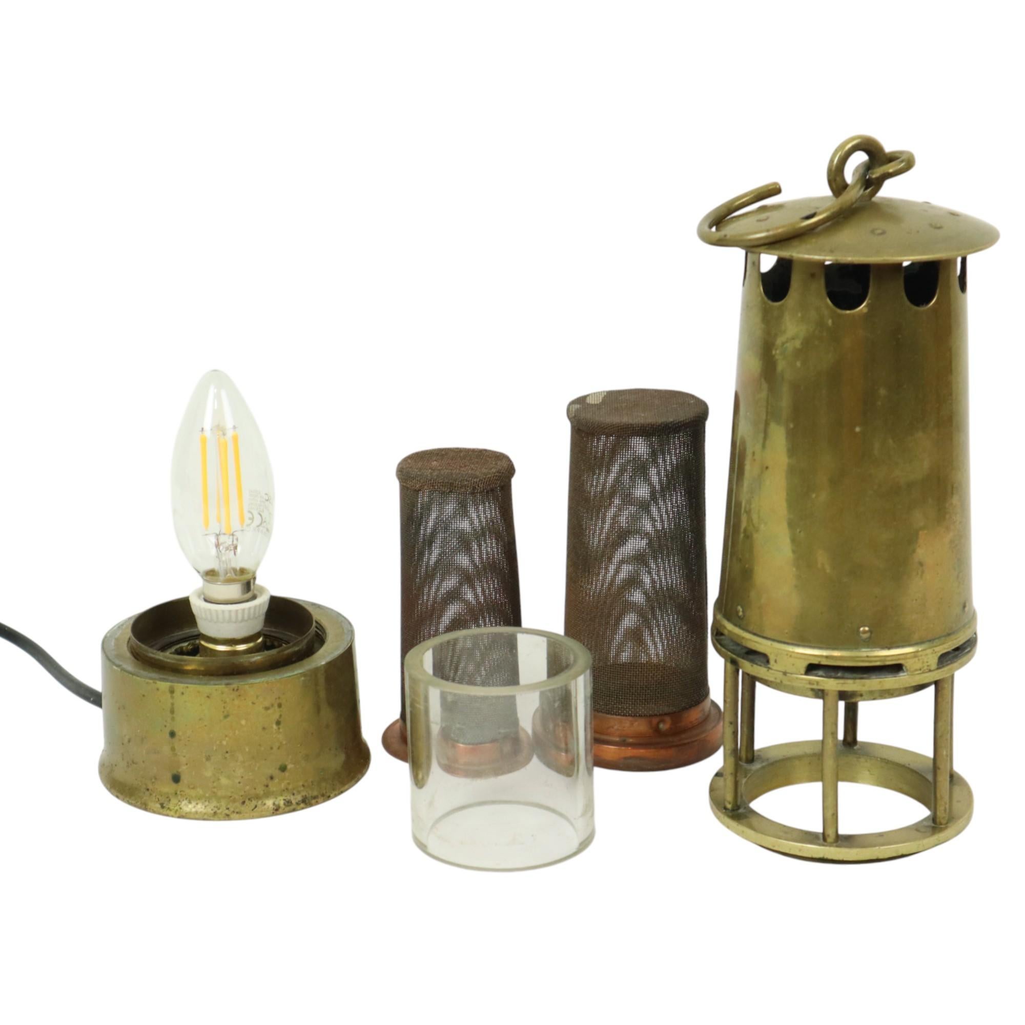 Schöne alte Grubenlampe aus Messing, nicht markiert oder nummeriert, ein Erinnerungsstück aus der ersten Hälfte des 20. Jahrhunderts.

Ein hübsches Gerät, bei dem der originale Glaszylinder noch völlig intakt ist, für den Sammler oder Liebhaber von