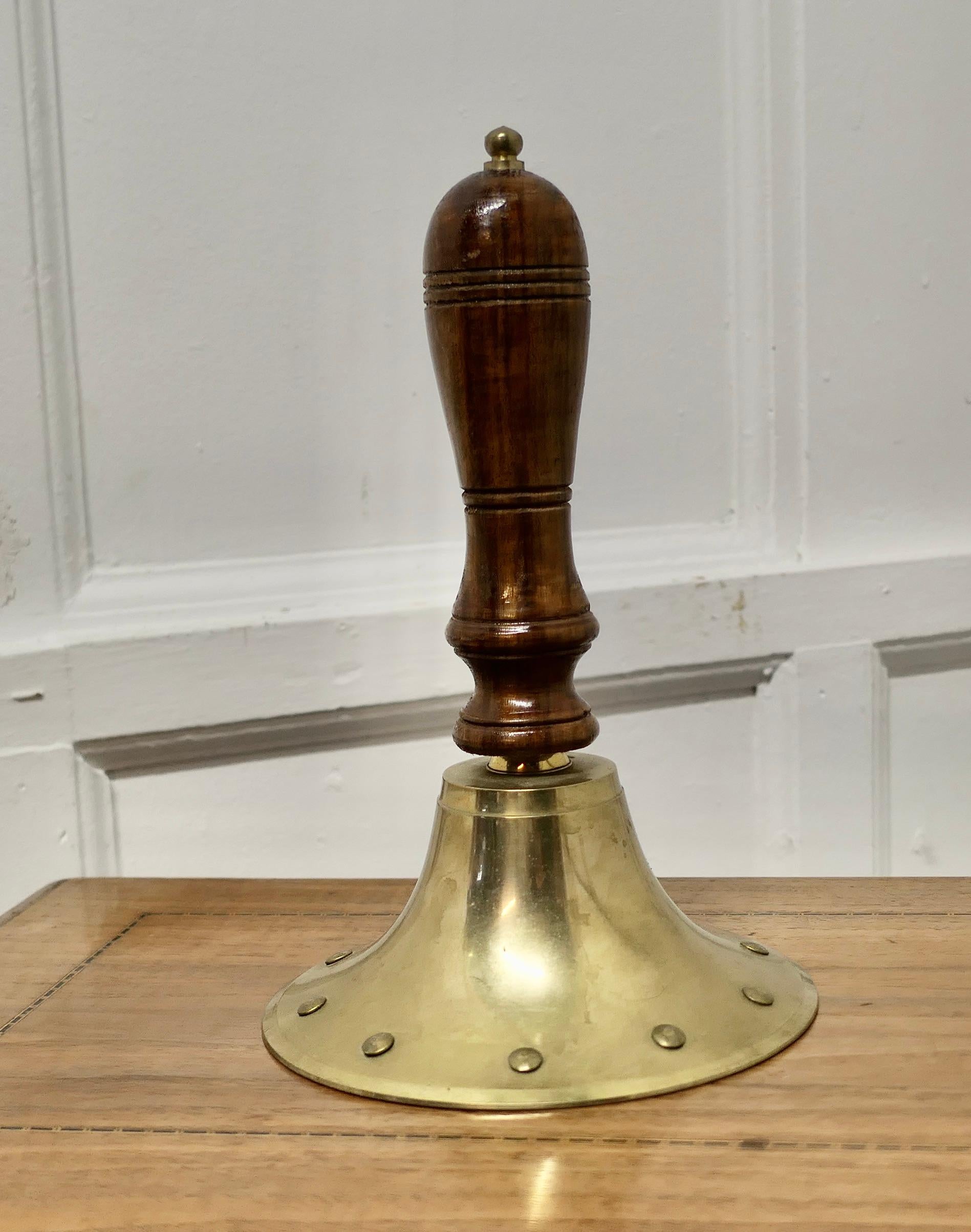 Old Brass Ships Dinner Hand Bell   A Great piece made in solid brass In Good Condition For Sale In Chillerton, Isle of Wight