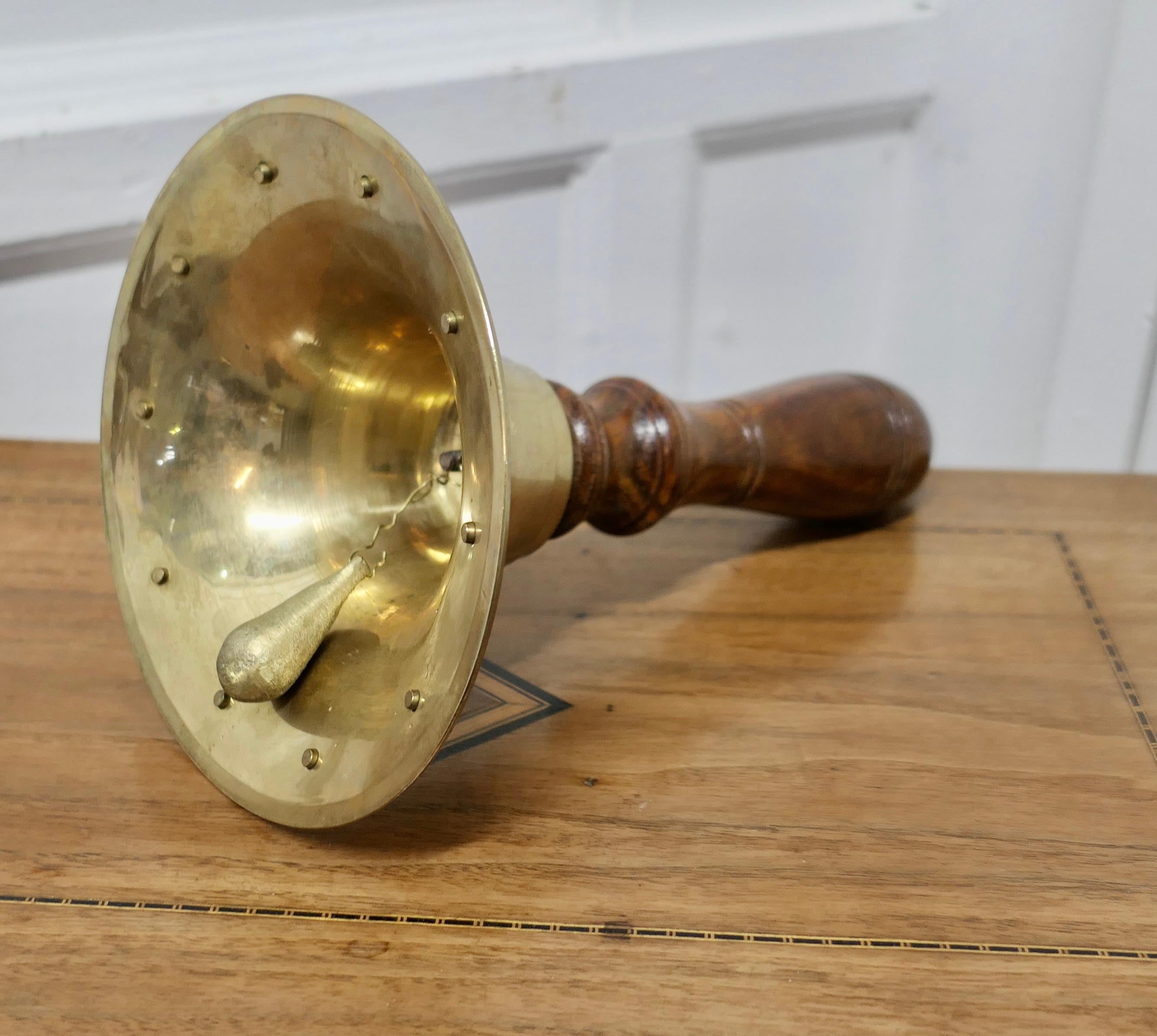 Old Brass Ships Dinner Hand Bell   A Great piece made in solid brass For Sale 2