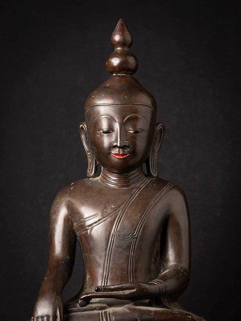 Material: bronze.
Measures: 62, 5 cm high.
31 cm wide and 21 cm deep.
Weight: 22.95 kgs.
Shan (Tai Yai) style.
Bhumisparsha mudra.
Originating from Burma.
Middle 20th century.
With typical Burmese red-painted lips (can be cleaned on