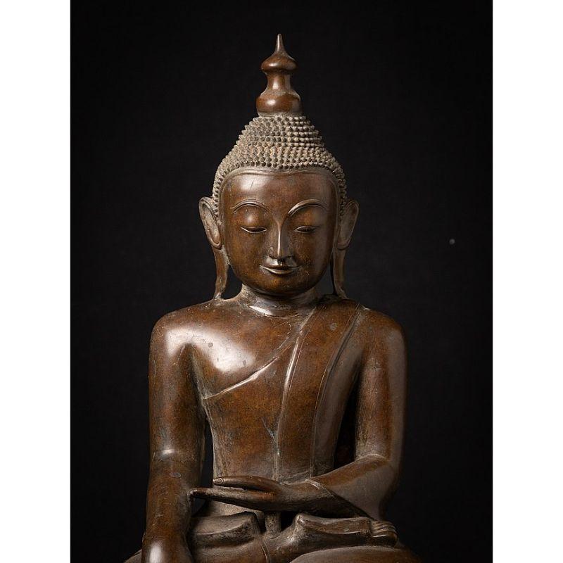 Material: bronze
77 cm high 
45 cm wide and 31,5 cm deep
Weight: 36.70 kgs
Shan (Tai Yai) style
Bhumisparsha mudra
Originating from Burma
Early 20th century

