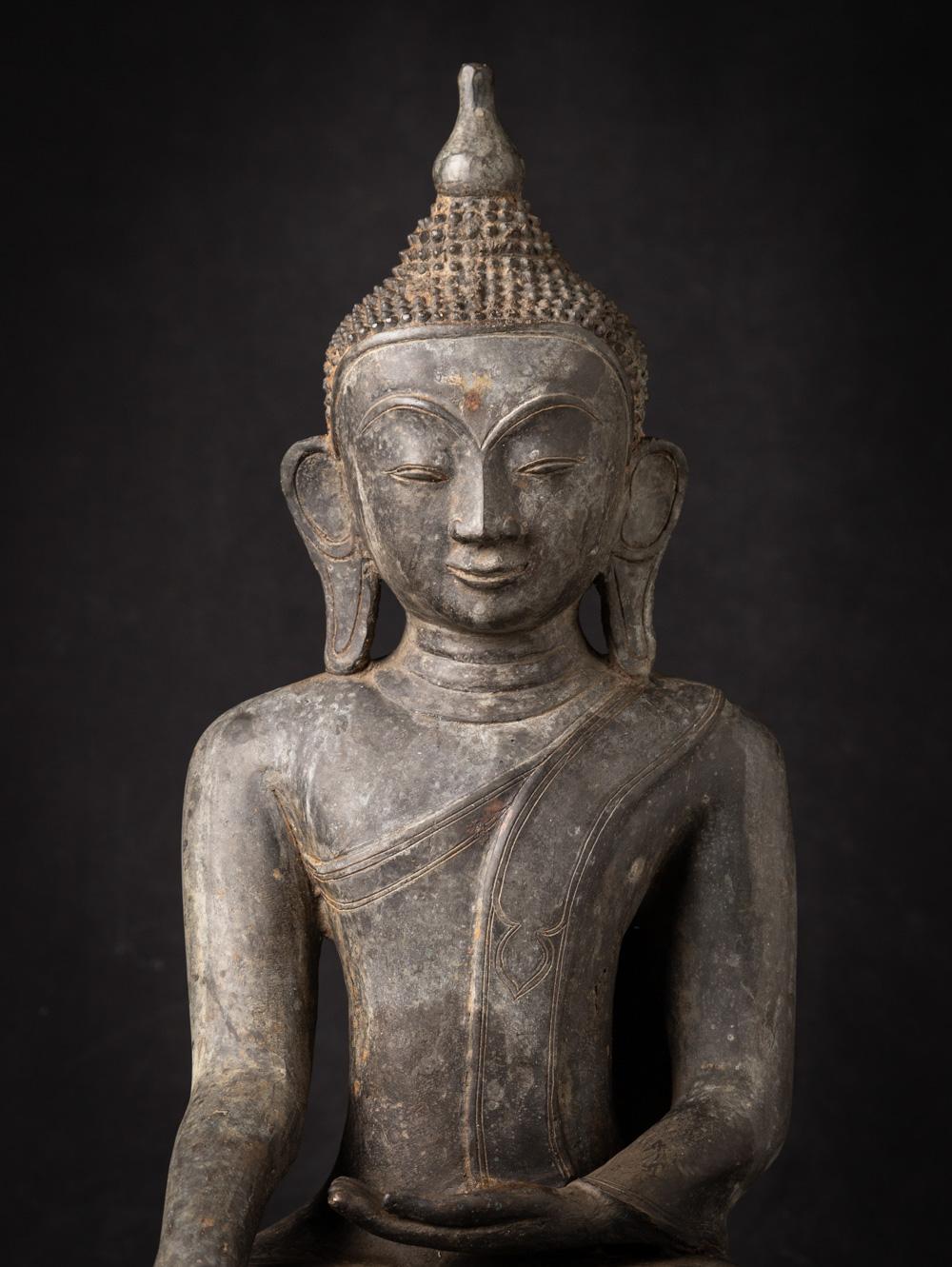 Matière : bronze
70,5 cm de haut
37,5 cm de large et 26 cm de profondeur
Le style Ava
Bhumisparsha mudra
Début du 20e siècle
Poids : 21,8 kgs
Originaire de Birmanie
Nr : 2816-11

 