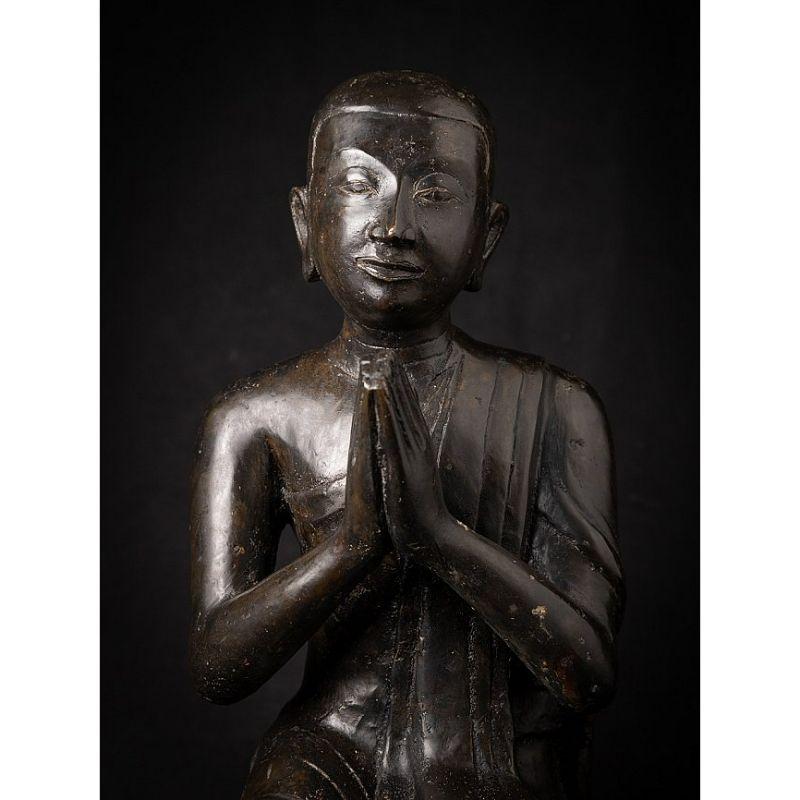 Material: bronze
45,5 cm high 
33,8 cm wide and 35 cm deep
Weight: 11.75 kgs
Namaskara mudra
Originating from Burma
Middle 20th century.


