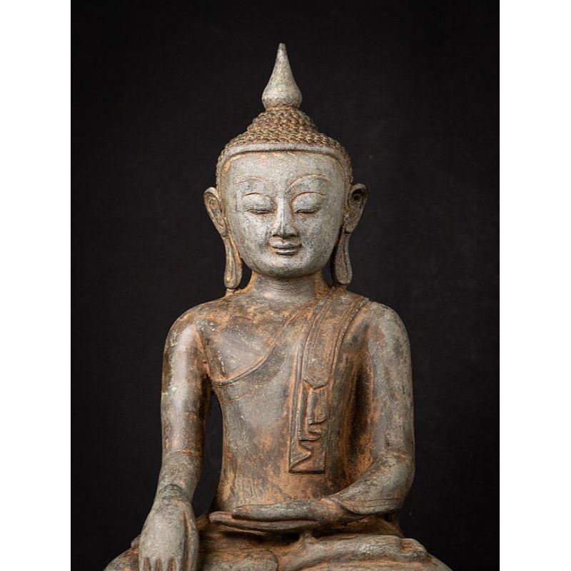 Material: bronze
67 cm high 
42,5 cm wide and 24,5 cm deep
Weight: 11.90 kgs
Shan (Tai Yai) style
Bhumisparsha mudra
Originating from Burma
Middle 20th century

