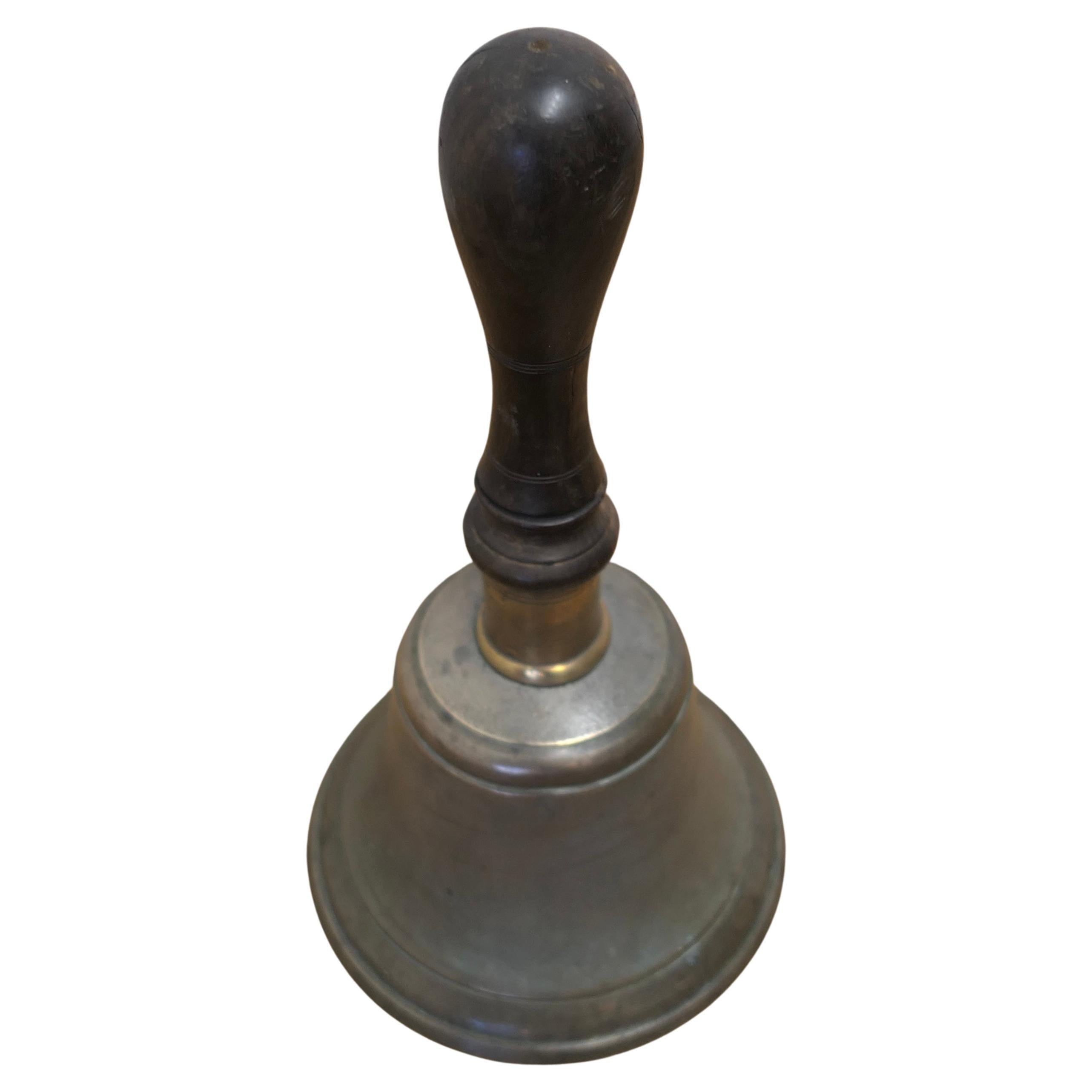 Antigua campana de mano de bronce, de pregonero o de escuela