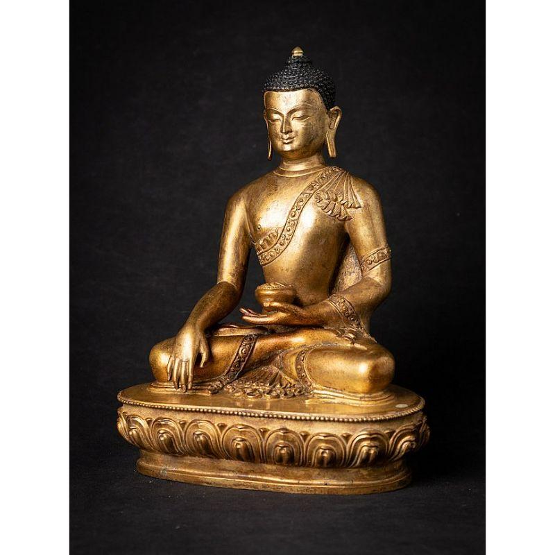 MATERIAL: Bronze
27,2 cm hoch 
19,8 cm breit und 13 cm tief
Gewicht: 2.970 kg
Feuervergoldet mit 24 krt. Gold
Bhumisparsha Mudra
Mit Ursprung in Nepal
Mitte des 20. Jahrhunderts
Hohe Qualität!

