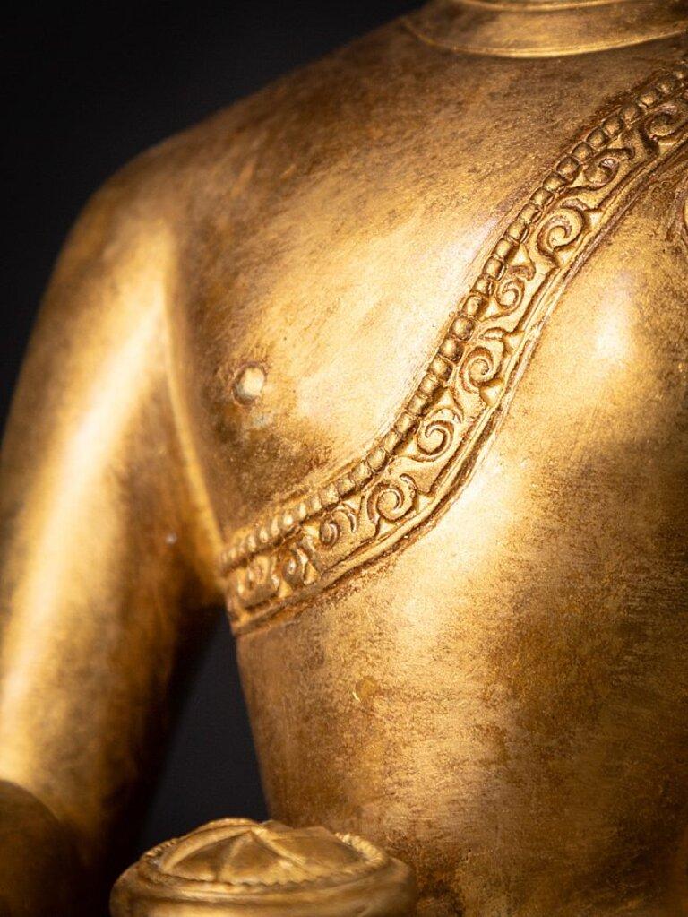 Antica statua di bronzo del Buddha nepalese, Nepal 4