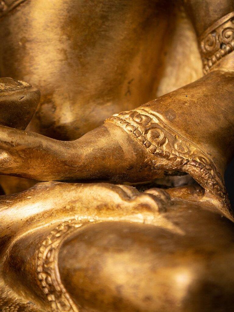 Antica statua di bronzo del Buddha nepalese, Nepal 6