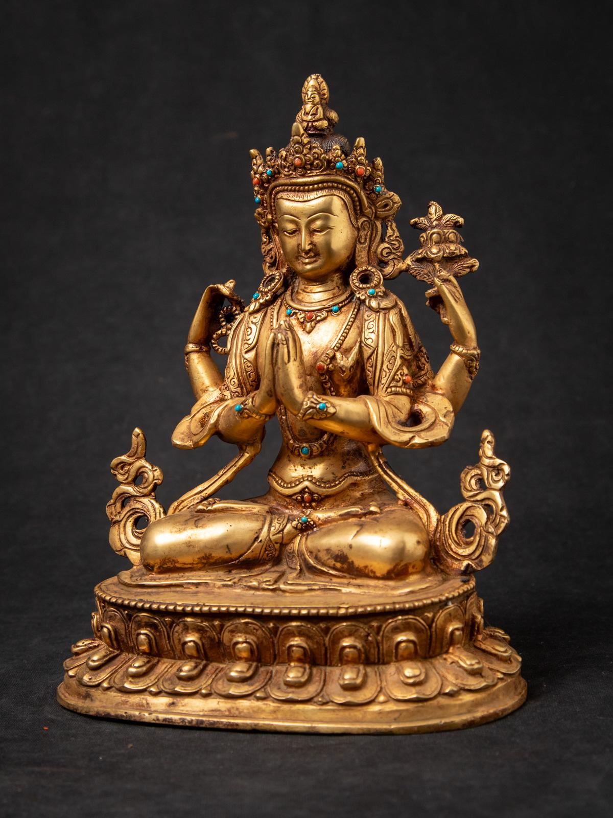 Esta antigua estatua nepalí de bronce de Chenrezig, procedente de Nepal, es una extraordinaria pieza de arte religioso. Fabricada en bronce y adornada con un intrincado dorado al fuego, tiene una altura de 22,7 cm y unas dimensiones de 17,5 cm de