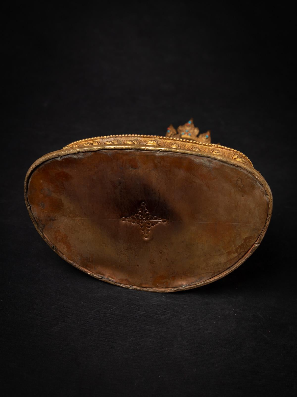 Desvela la belleza y la profundidad espiritual de esta estatua nepalí de bronce antiguo de Chenrezig, una cautivadora obra maestra de mediados del siglo XX que encarna la esencia del rico patrimonio artístico de Nepal. Elaborada con precisión a