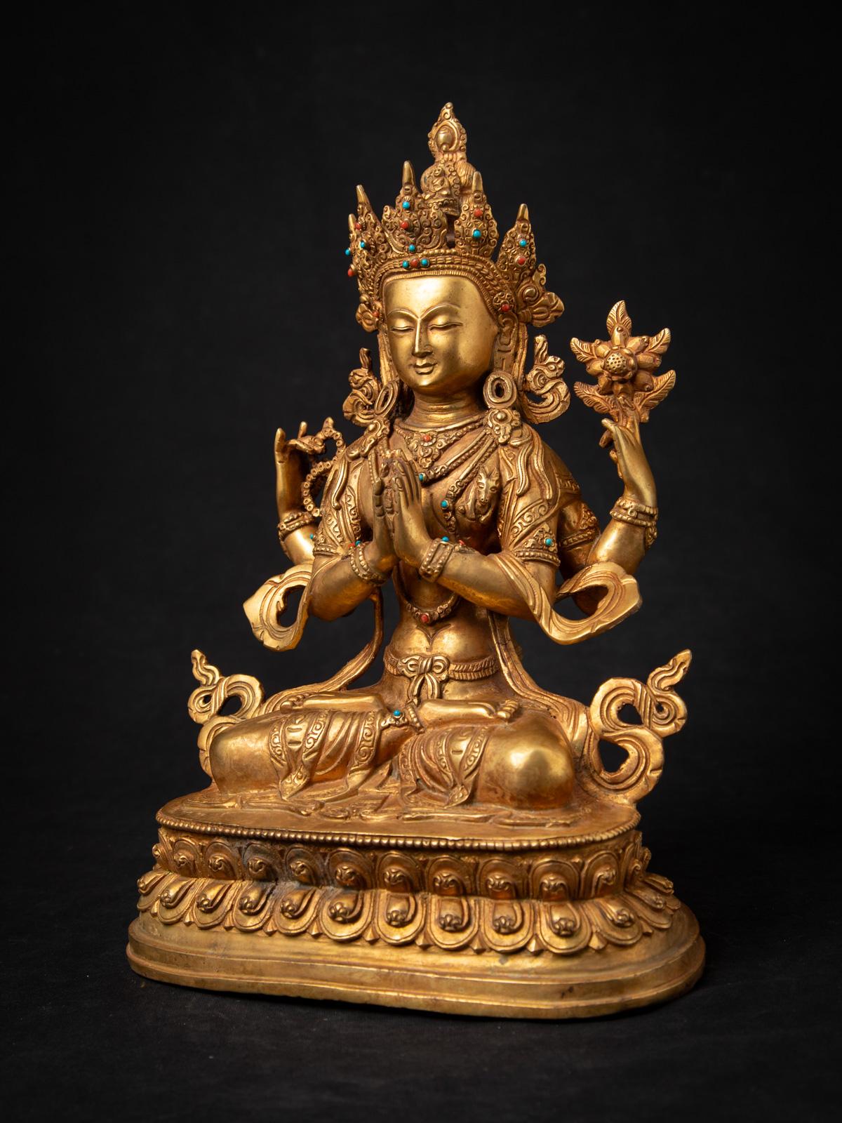 Découvrez la beauté et la profondeur spirituelle de cette statue népalaise Chenrezig en bronze ancien, un chef-d'œuvre captivant du milieu du XXe siècle qui incarne l'essence du riche patrimoine artistique du Népal. Fabriquée avec précision dans un