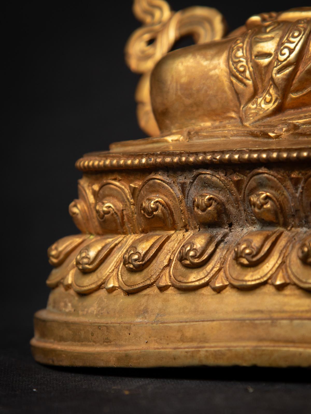 Antigua estatua nepalí de bronce de Chenrezig procedente de Nepal - Budas Originales siglo XX en venta