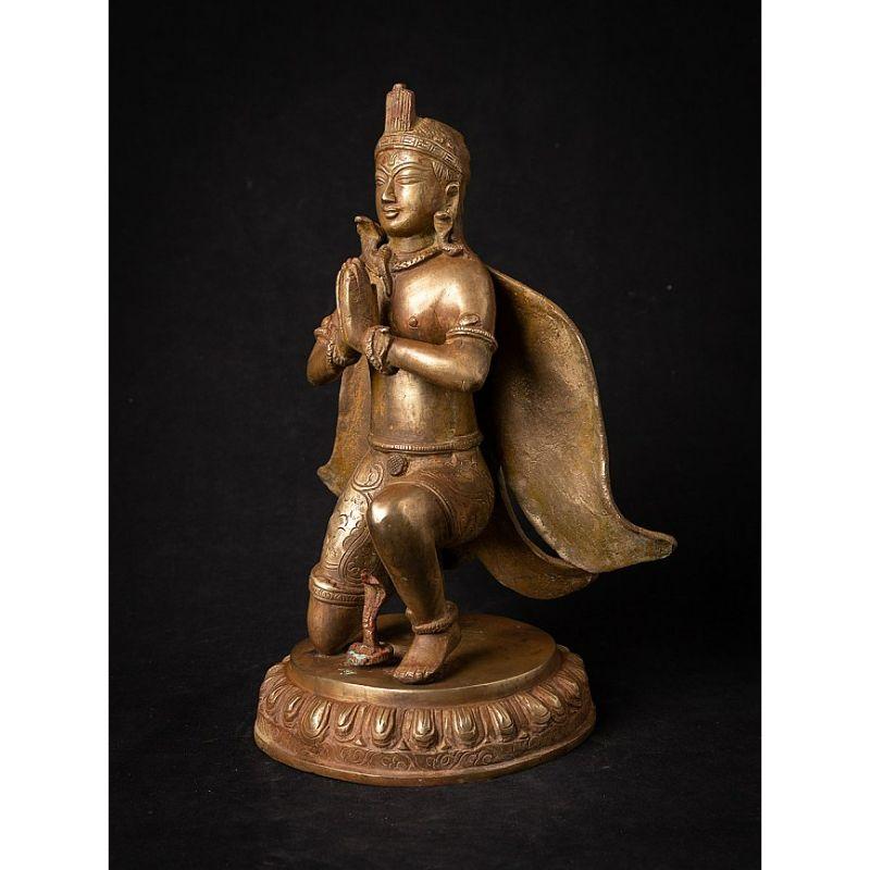 Material: bronze
Measures: 33 cm high 
24,4 cm wide and 17,4 cm deep
Weight: 5.638 kgs
Namaskara mudra
Originating from Nepal
Middle 20th century.

