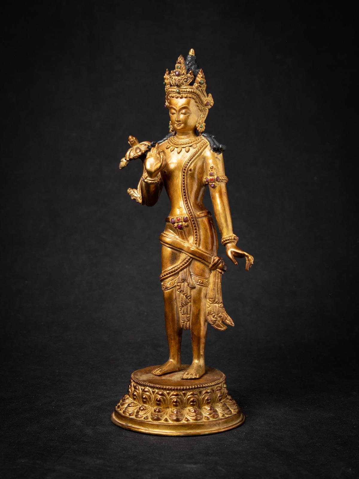 Ancienne statue en bronze de Lokeshwor au Népal
Matière : bronze
32,5 cm de haut
15 cm de large et 11,6 cm de profondeur
Feu doré avec de l'or 24 krt.
Vitarka mudra
Milieu du XXe siècle
Incrustation de pierres précieuses
Haute qualité !
Poids : 2,07