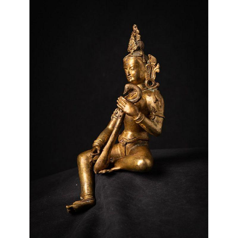 Material: bronze.
Measures: 26, 5 cm high.
13, 5 cm wide and 11, 5 cm deep.
Weight: 1.323 kgs.
Fire gilded with 24 krt. gold.
Originating from Nepal.
Middle 20th century.
 