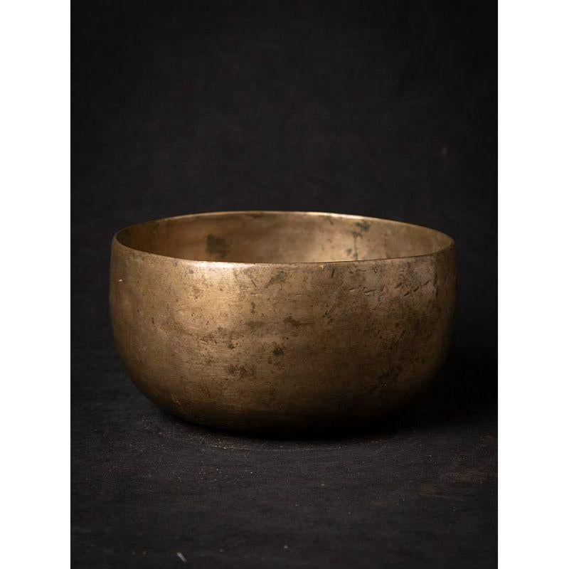 MATERIAL : bronze
8,8 cm de haut 
16,7 cm de diamètre
Poids : 0.759 kgs
Originaire du Népal
Milieu du XXe siècle.

