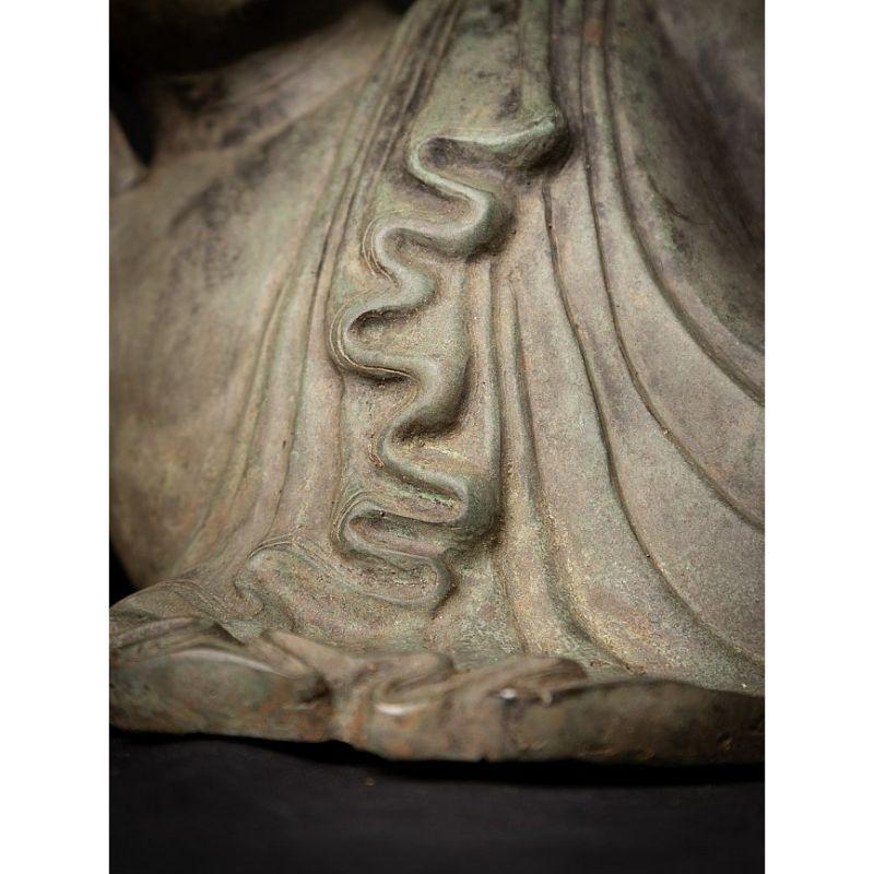 Ancienne statue de Bouddha couché en bronze de Birmanie 8