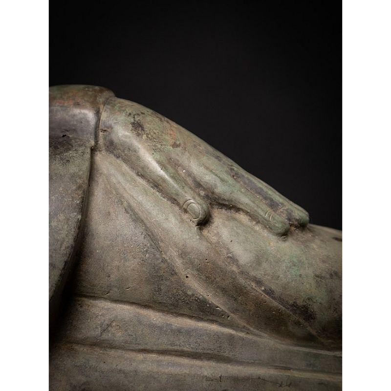 Ancienne statue de Bouddha couché en bronze de Birmanie 9