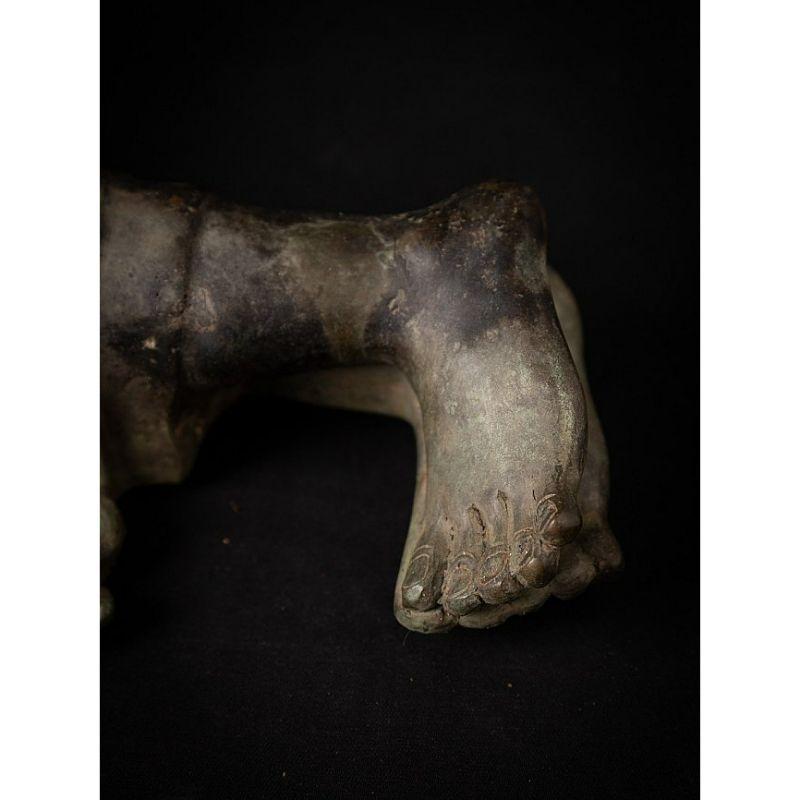 Ancienne statue de Bouddha couché en bronze de Birmanie 10