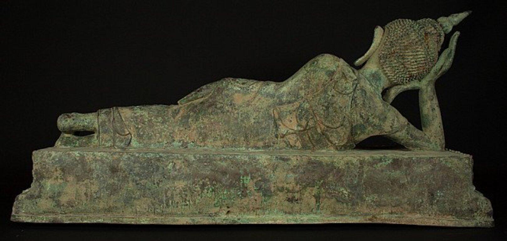 Old Bronze Reclining Buddha Statue from Burma In Good Condition In DEVENTER, NL