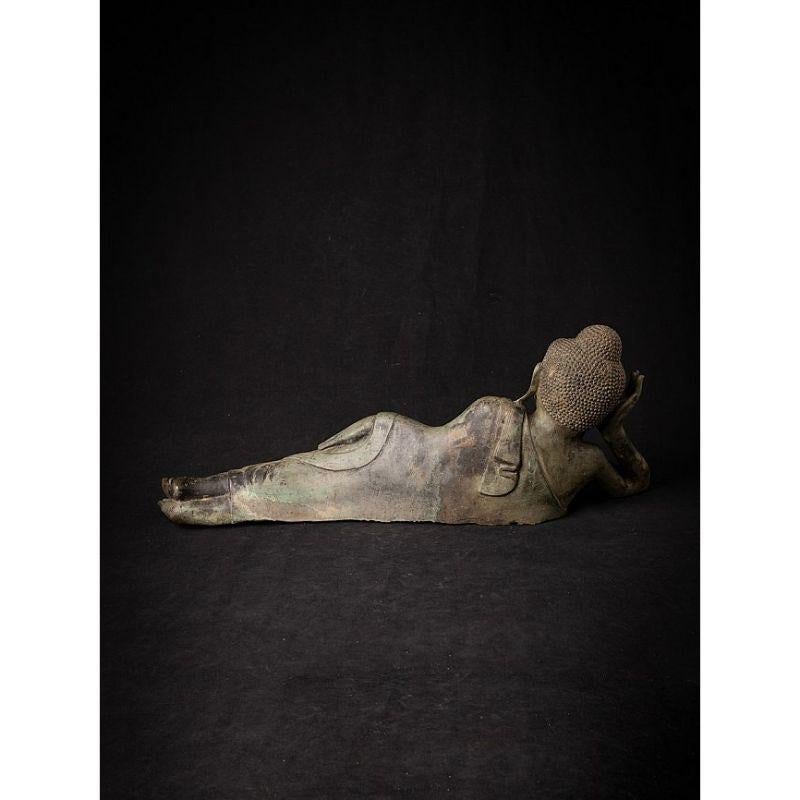 Ancienne statue de Bouddha couché en bronze de Birmanie Bon état à DEVENTER, NL
