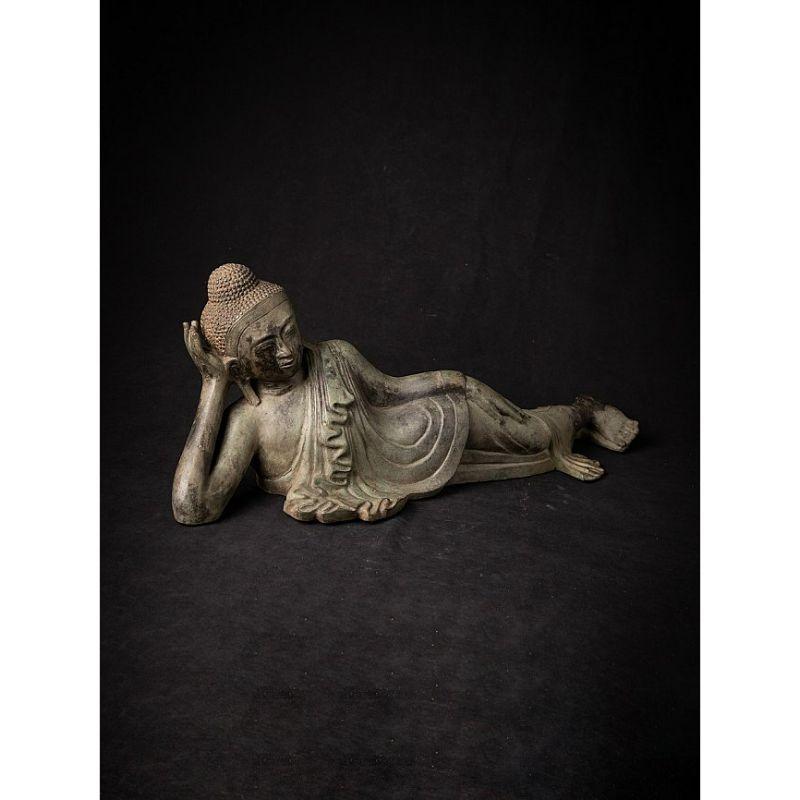 20ième siècle Ancienne statue de Bouddha couché en bronze de Birmanie