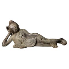Ancienne statue de Bouddha couché en bronze de Birmanie