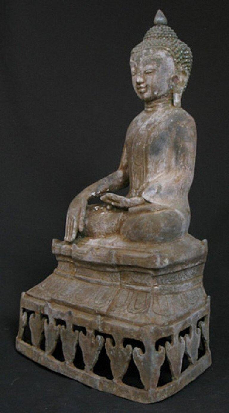 MATERIAL: Bronze
55,5 cm hoch 
Gewicht: 13,55 kg
Ava Stil
Bhumisparsha Mudra
Mit Ursprung in Birma
Anfang des 20. Jahrhunderts
