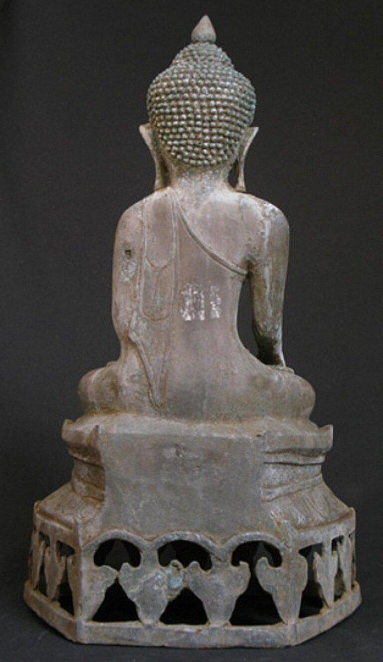 Old Bronze Seated Buddha Statue from Burma In Good Condition For Sale In DEVENTER, NL