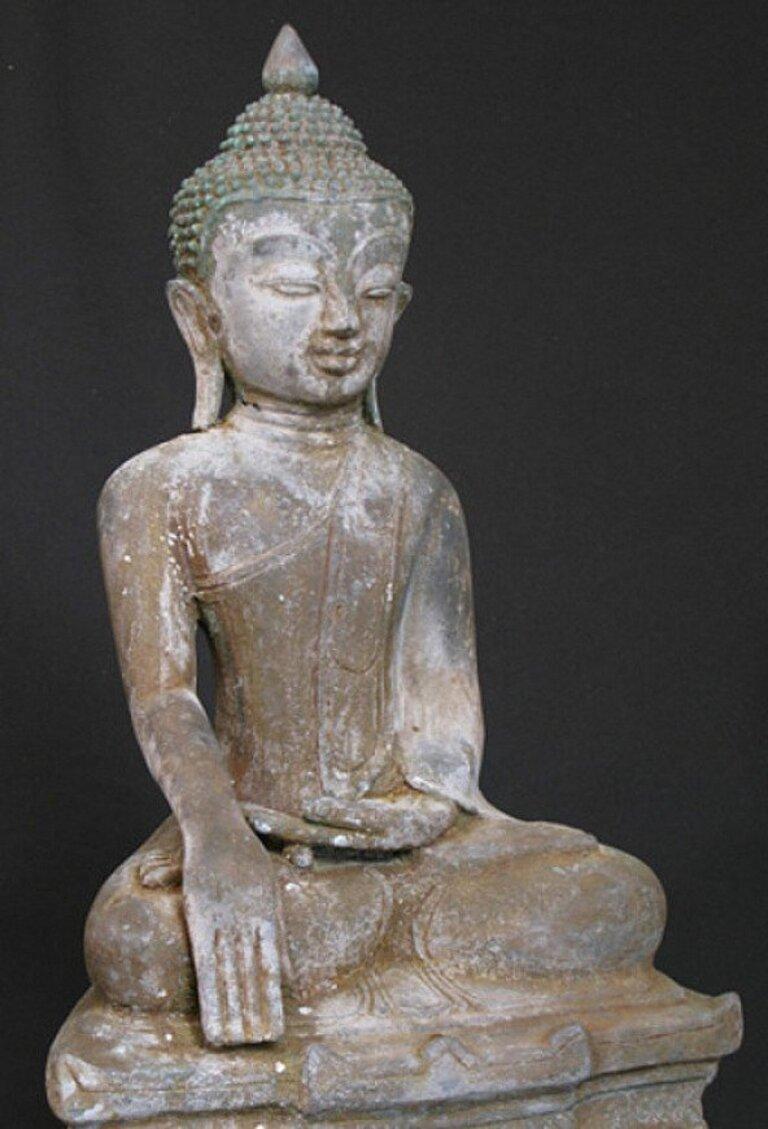 Sitzende Buddha-Statue aus altem Bronze aus Birma im Angebot 1