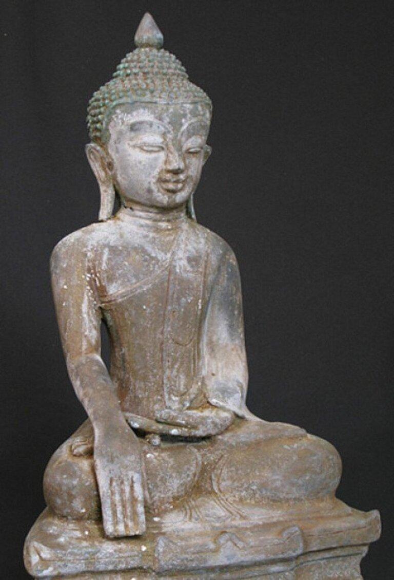 Vieille statue de Bouddha assis en bronze de Birmanie en vente 1