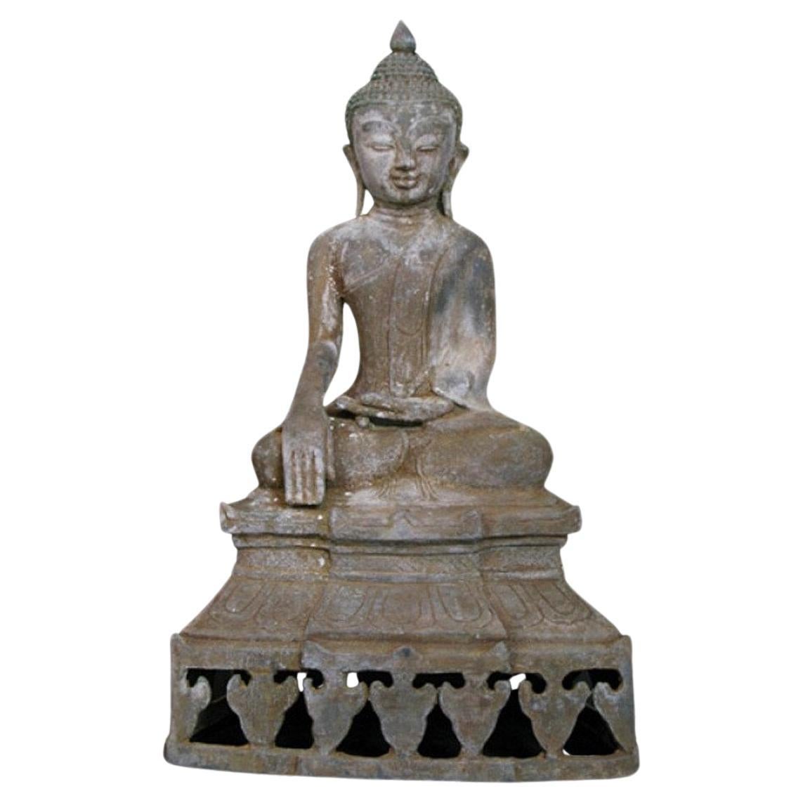 Sitzende Buddha-Statue aus altem Bronze aus Birma im Angebot