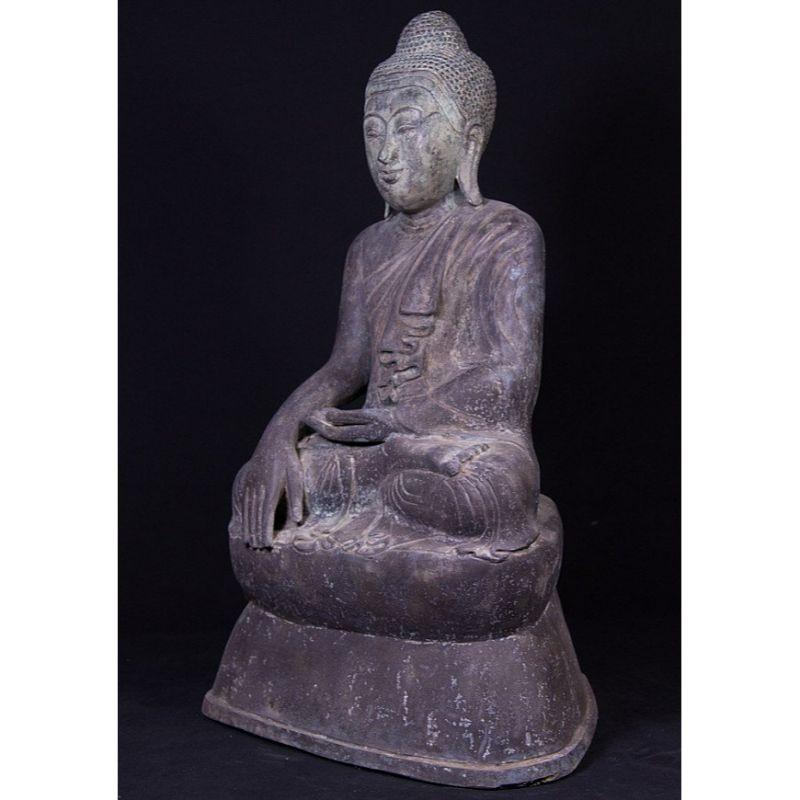 Material: bronze
64 cm high 
39 cm wide and 28 cm deep
Weight: 18.45 kgs
Shan (Tai Yai) style
Bhumisparsha mudra
Originating from Burma
Early 20th century.

 