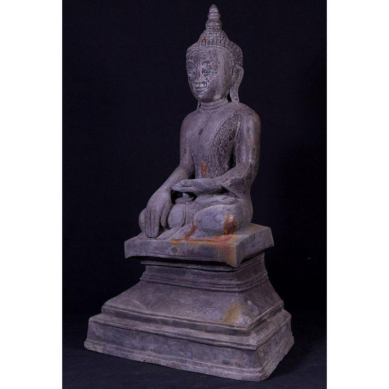 Material: bronze
64 cm high 
40 cm wide and 24,5 cm deep
Weight: 19.1 kgs
Shan (Tai Yai) style
Bhumisparsha mudra
Originating from Burma
Middle 20th century

 