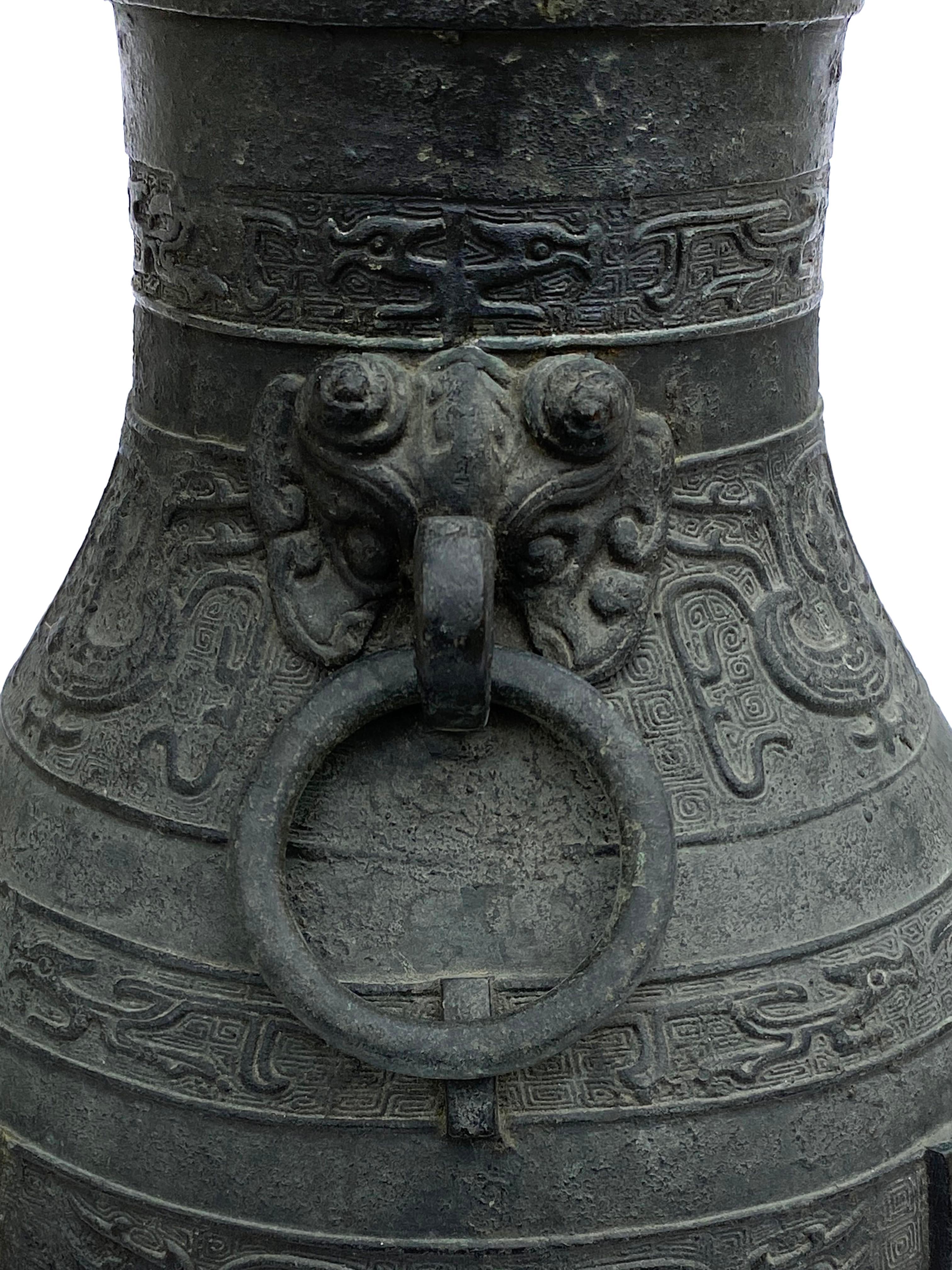 20ième siècle Vase en bronze ancien en vente