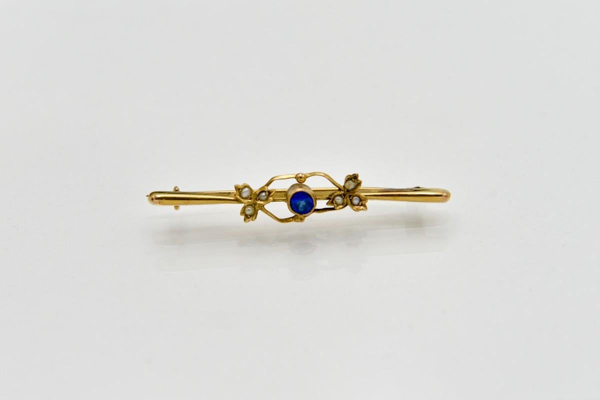 Women's or Men's Old brooch with blue glass and pearls For Sale