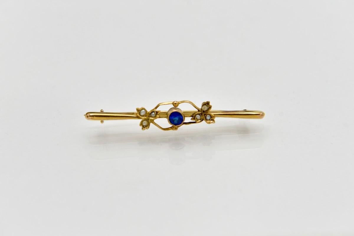 Old brooch with blue glass and pearls For Sale 1