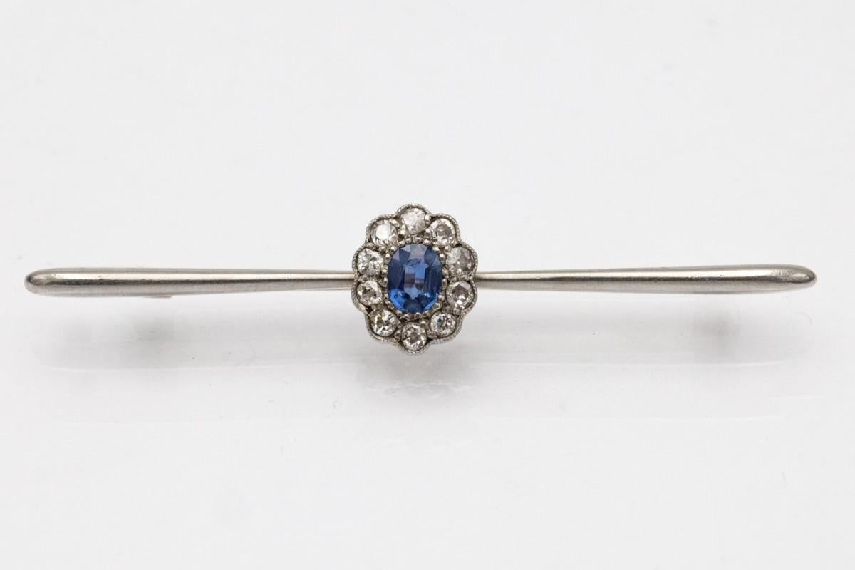 Old brooch with cluster sapphire and 0.50ct old cut diamonds, early 20th century