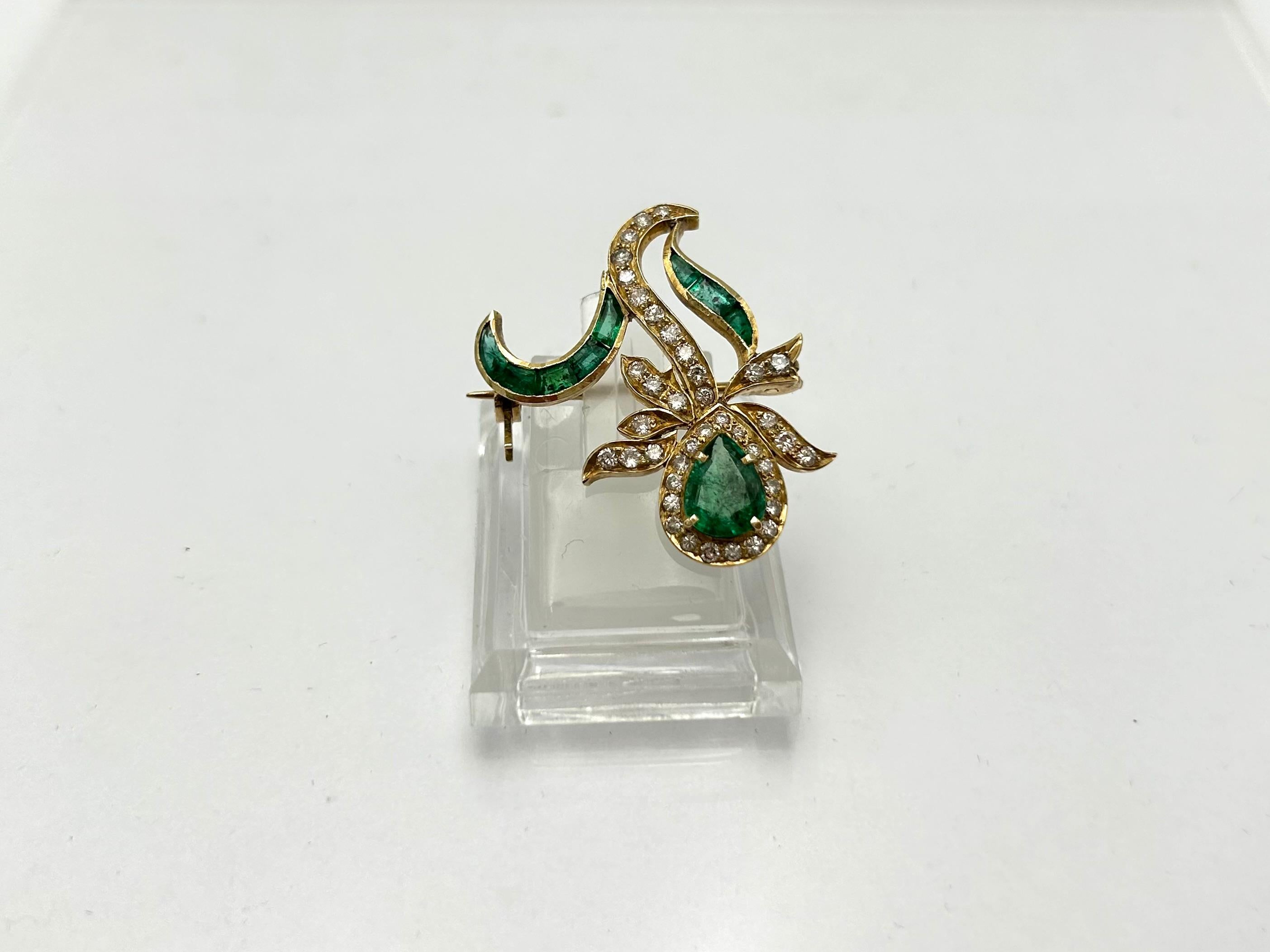 Pear Cut Old brooch with emeralds and diamonds For Sale