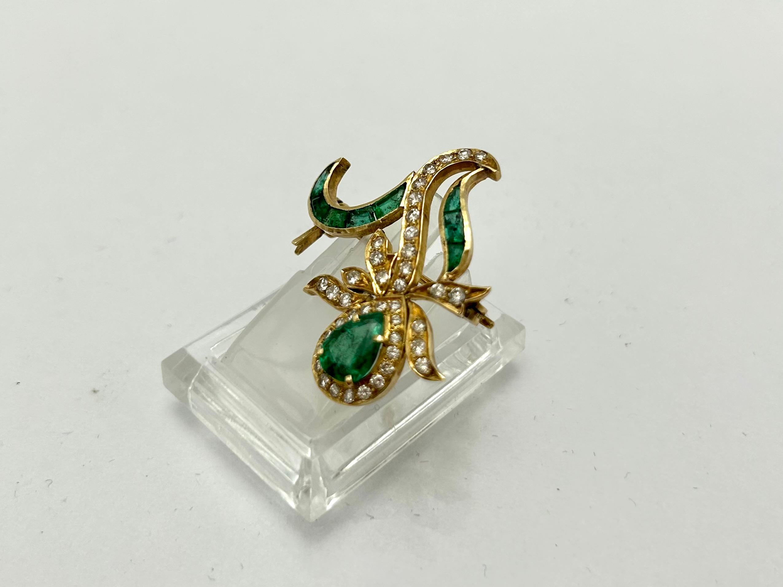 Women's or Men's Old brooch with emeralds and diamonds For Sale