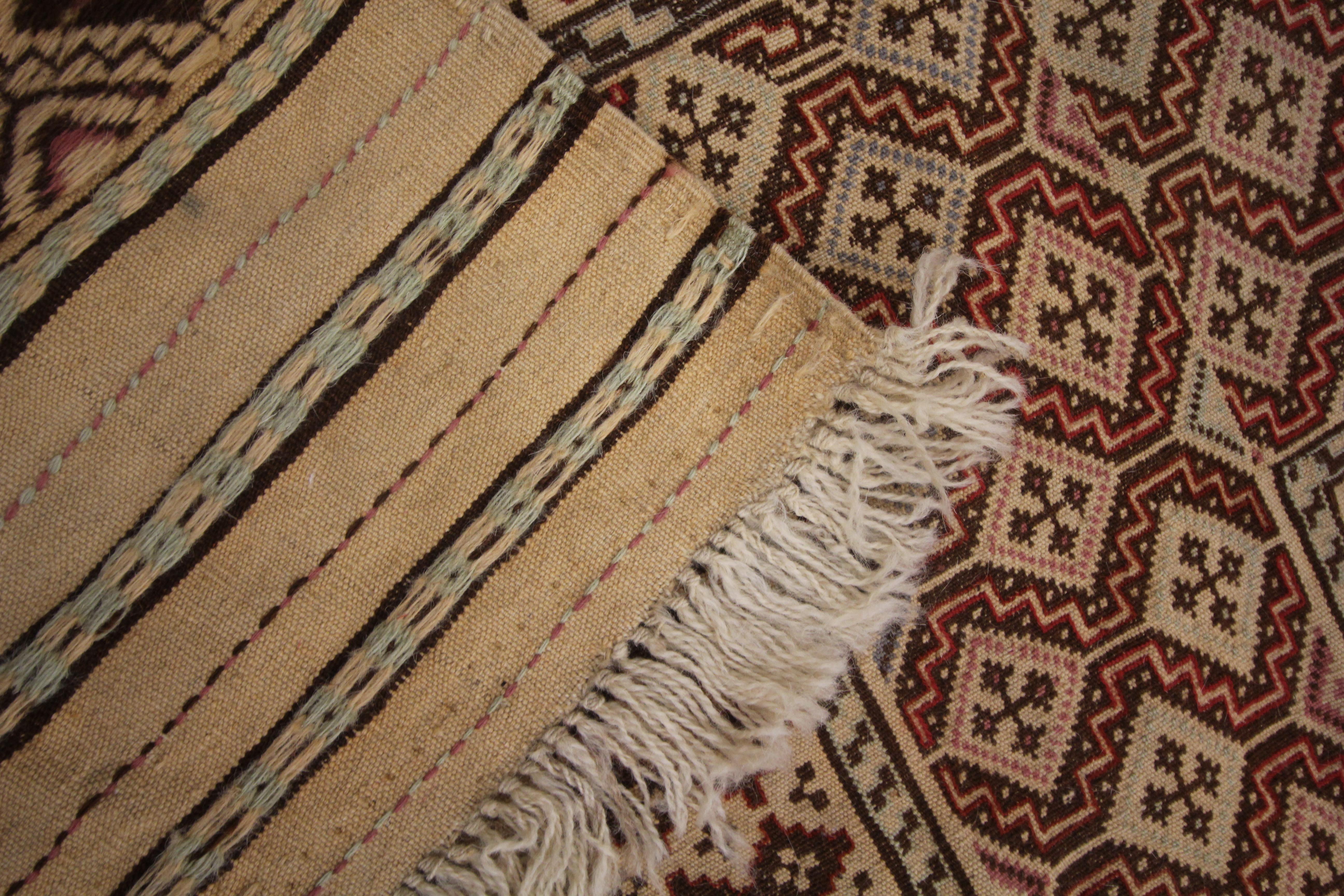 Ancien tapis brun Sumak tissé à la main, tissé à plat, Tapis oriental ancien en vente 3