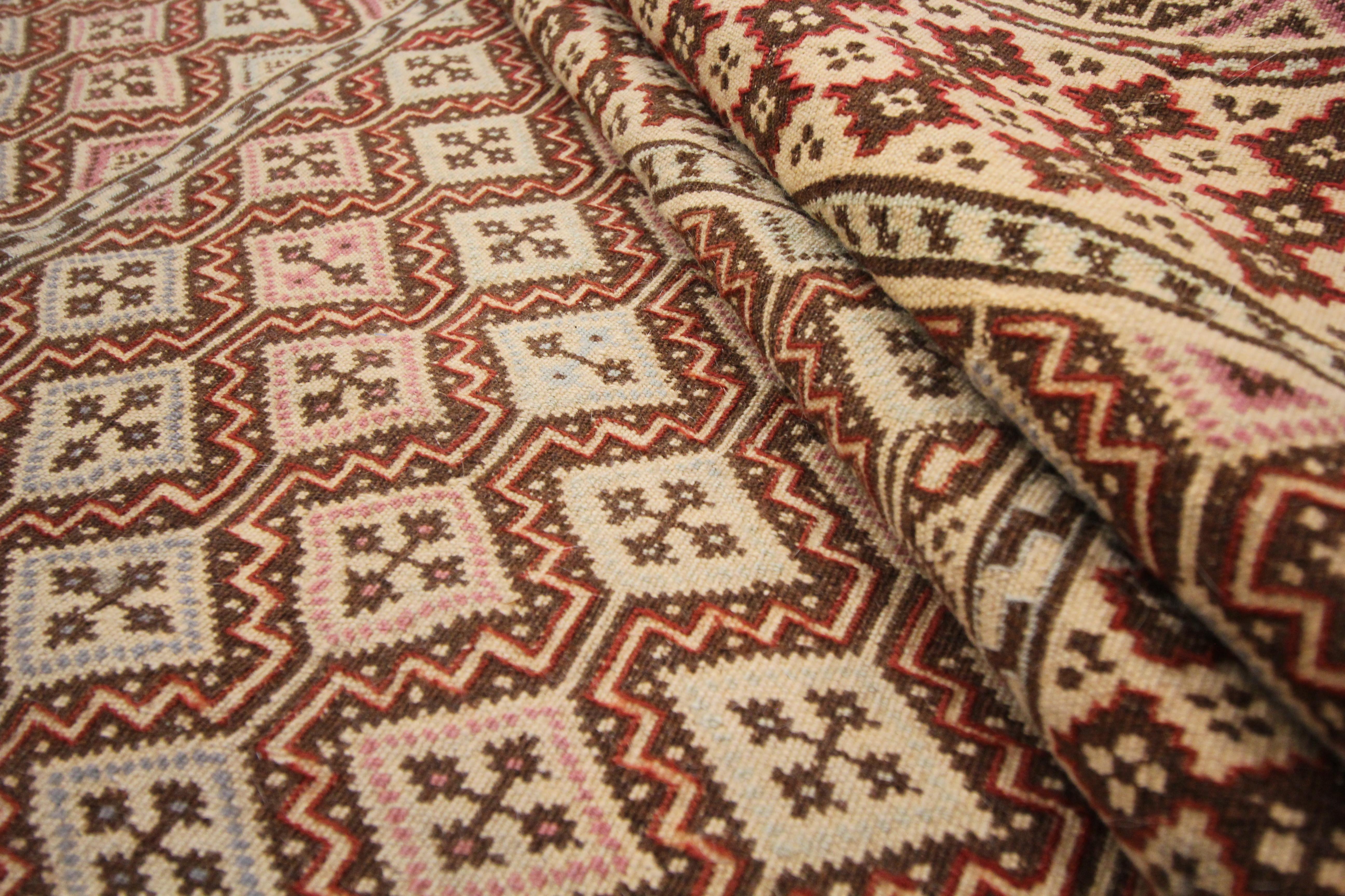 Ancien tapis brun Sumak tissé à la main, tissé à plat, Tapis oriental ancien en vente 4