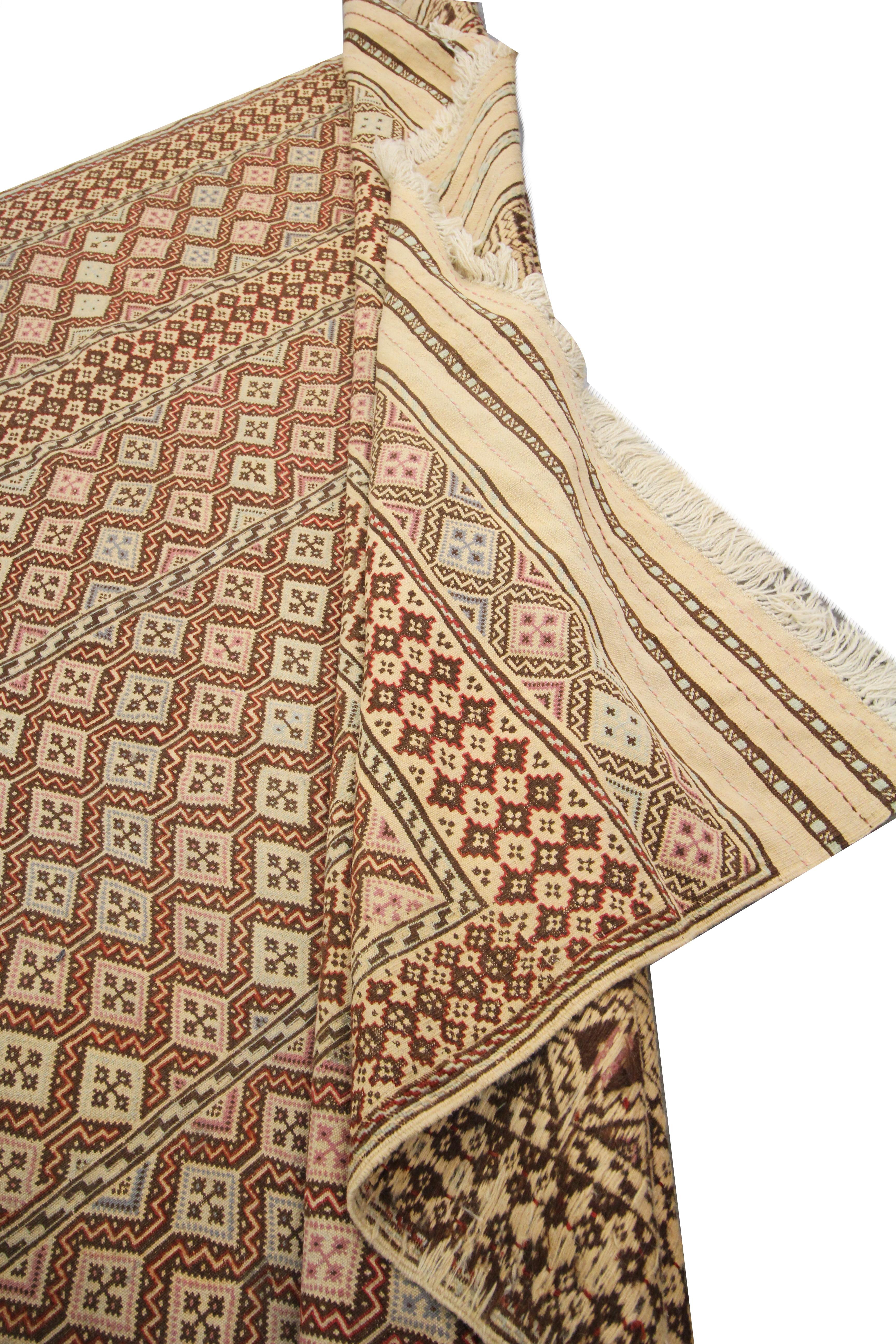 Ancien tapis brun Sumak tissé à la main, tissé à plat, Tapis oriental ancien en vente 5