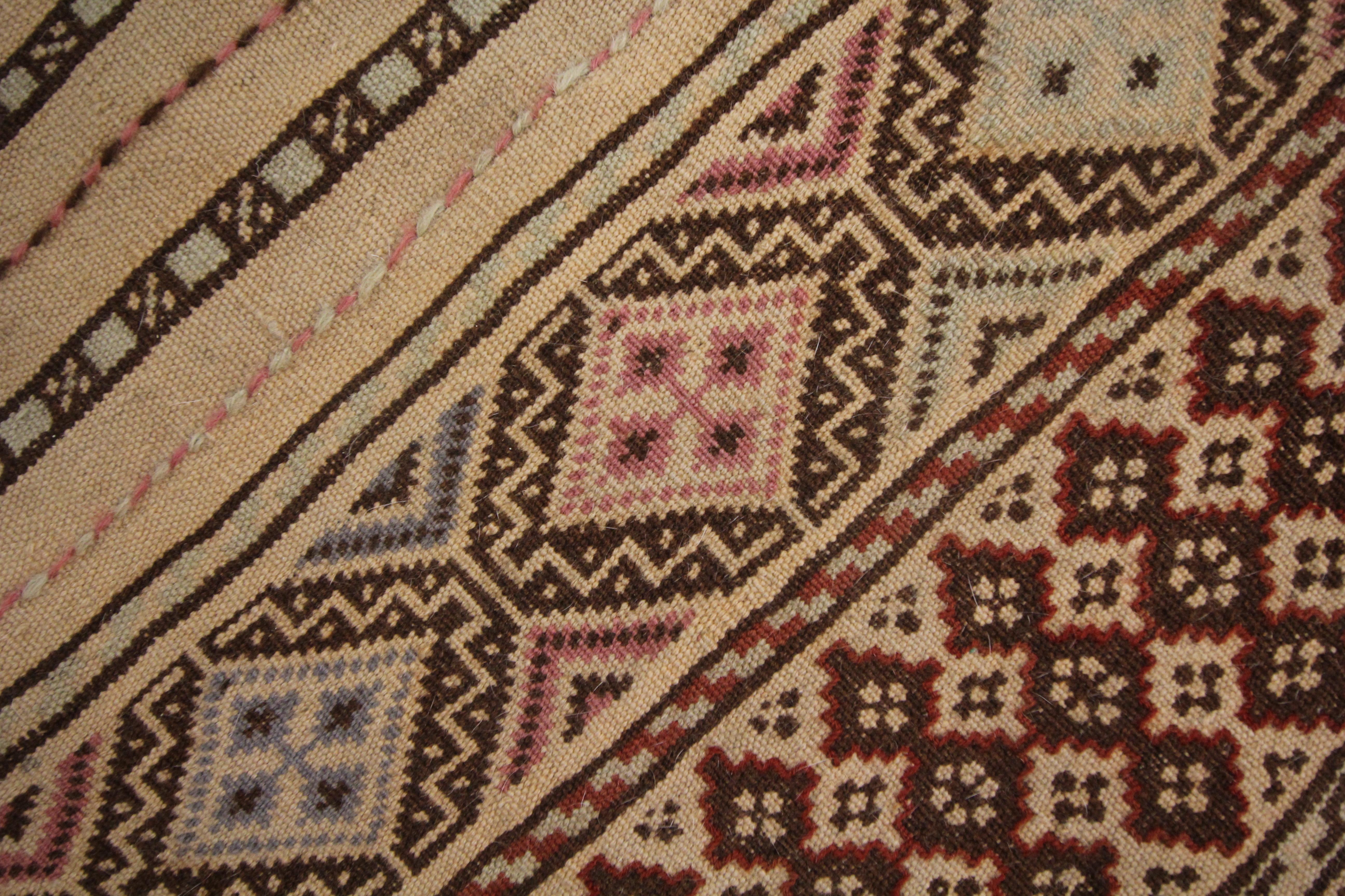 Ancien tapis brun Sumak tissé à la main, tissé à plat, Tapis oriental ancien en vente 1