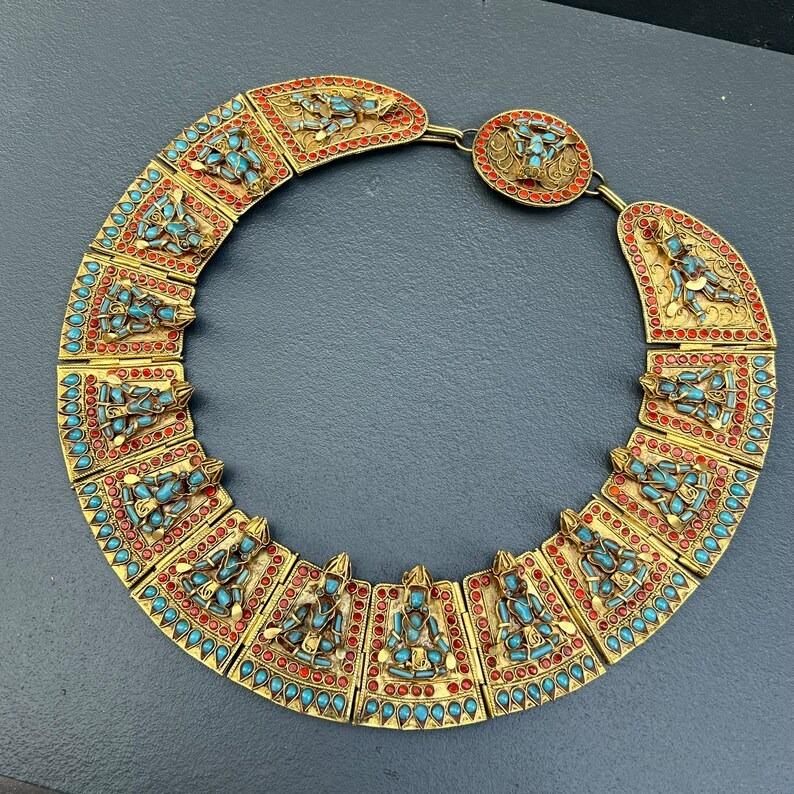 Questa straordinaria collana dei primi del Novecento, proveniente dal Tibet o dal Nepal, è un pezzo da museo che rappresenta un esempio di artigianato tradizionale himalayano. Audace e di grande risonanza spirituale, la collana è caratterizzata da